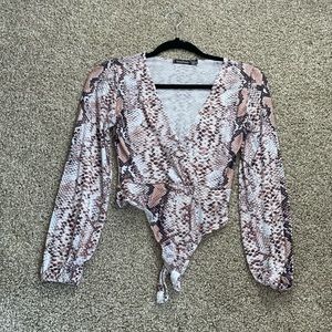 Snake print V-Neck Long Sleeve Balloon Sleeve Bodysuit. US 6